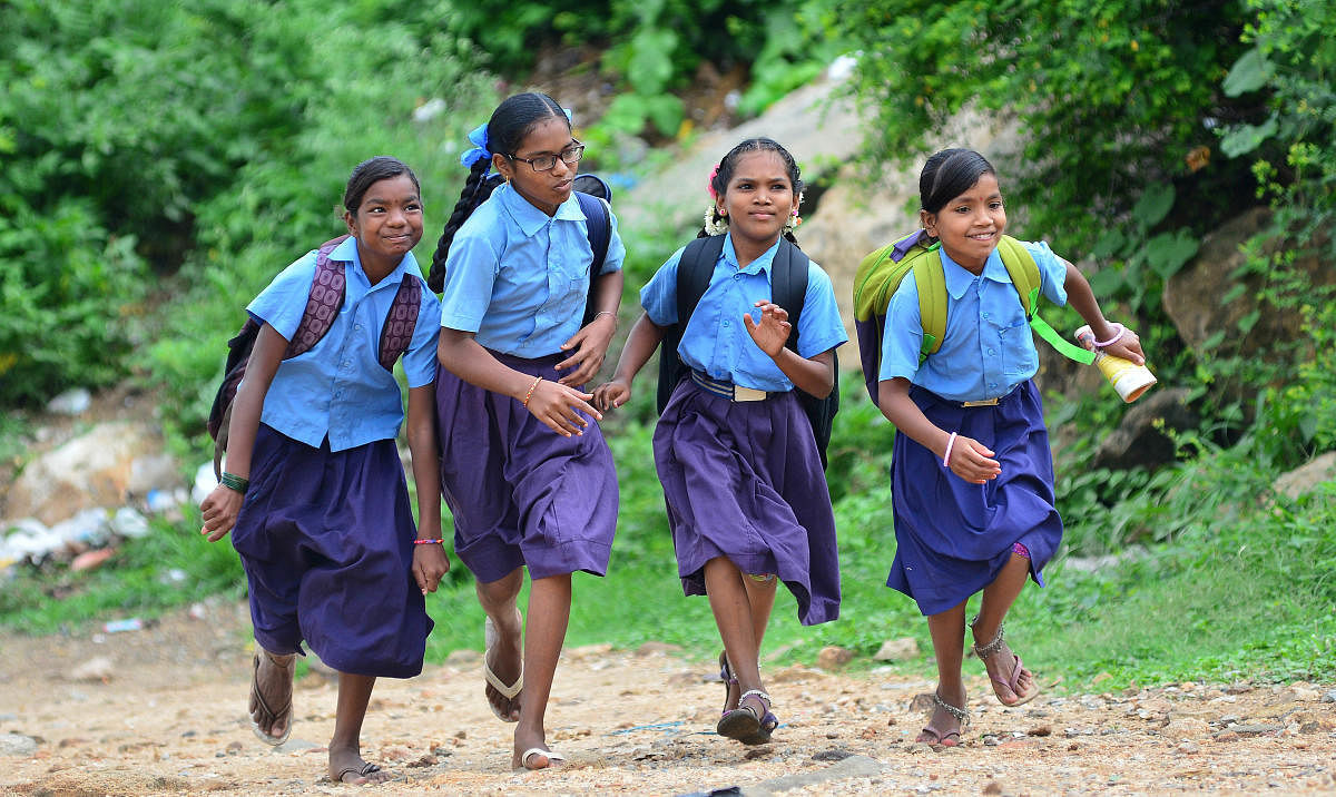 Sarva Shiksha Abhiyan spends Rs 200 per student toprovide uniforms and the total budget needed to supply them is Rs 80 crore. DH FILE PHOTO