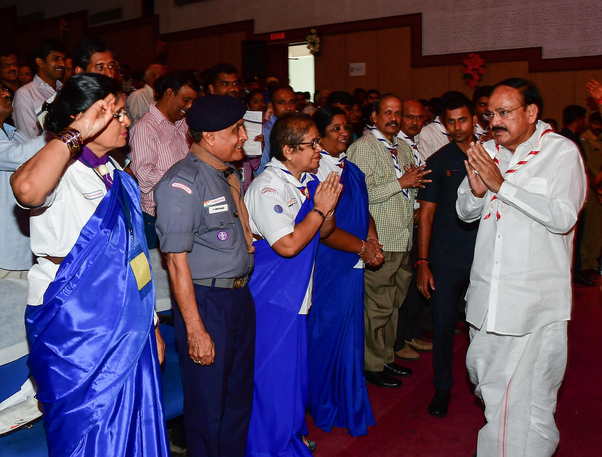 Vice President M Venkaiah Naidu greets volunteers of Bharat Scouts and Guides on Tuesday. DH PHOTO/ANAND BAKSHI