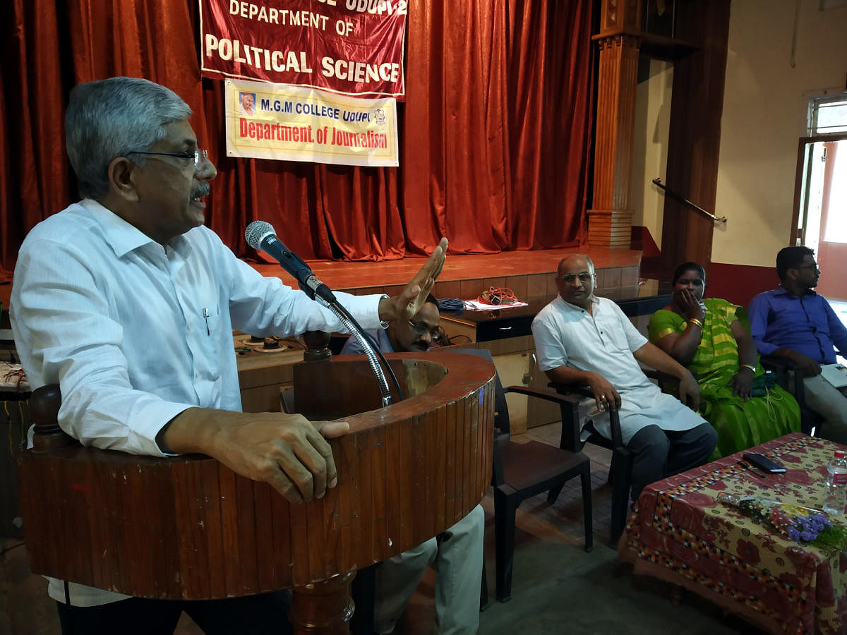 Former minister Jayaprakash Hegde speaks at an interactive session organised by the Departments of Political Science and Journalism at the Mahatma Gandhi Memorial College in Udupi.