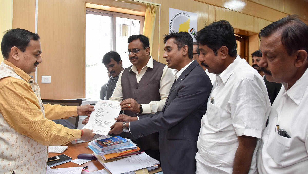 MLC Ashwathanarayan submits a complaint to Chief Electoral Officer Sanjiv Kumar seeking annulment and postponement of Ramanagara bypolls in Bengaluru on Friday.DH PHOTO