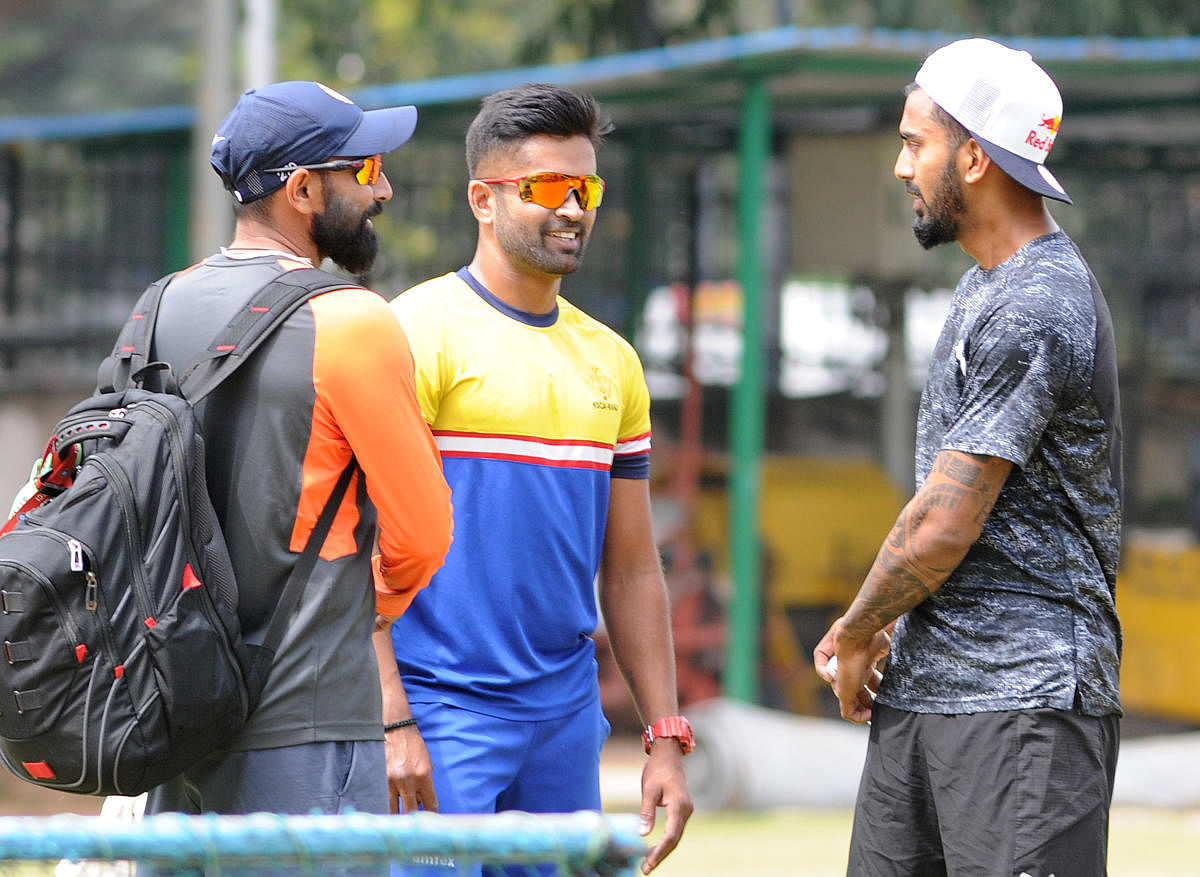 Karnataka captain R Vinay Kumar (centre) catches up with India opener K L Rahul (right) and paceman Mohammed Shami during during a training session at KSCA (B) ground in Bengaluru on Thursday. DH Photo/ Srikanta Sharma R