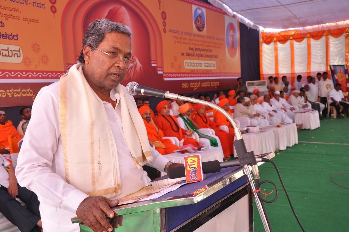 The coalition coordination committee chairman Siddaramaiah speaks at remembrance programme of late seer Tontada Siddalinga Swami in Gadag on Sunday. DH Photo