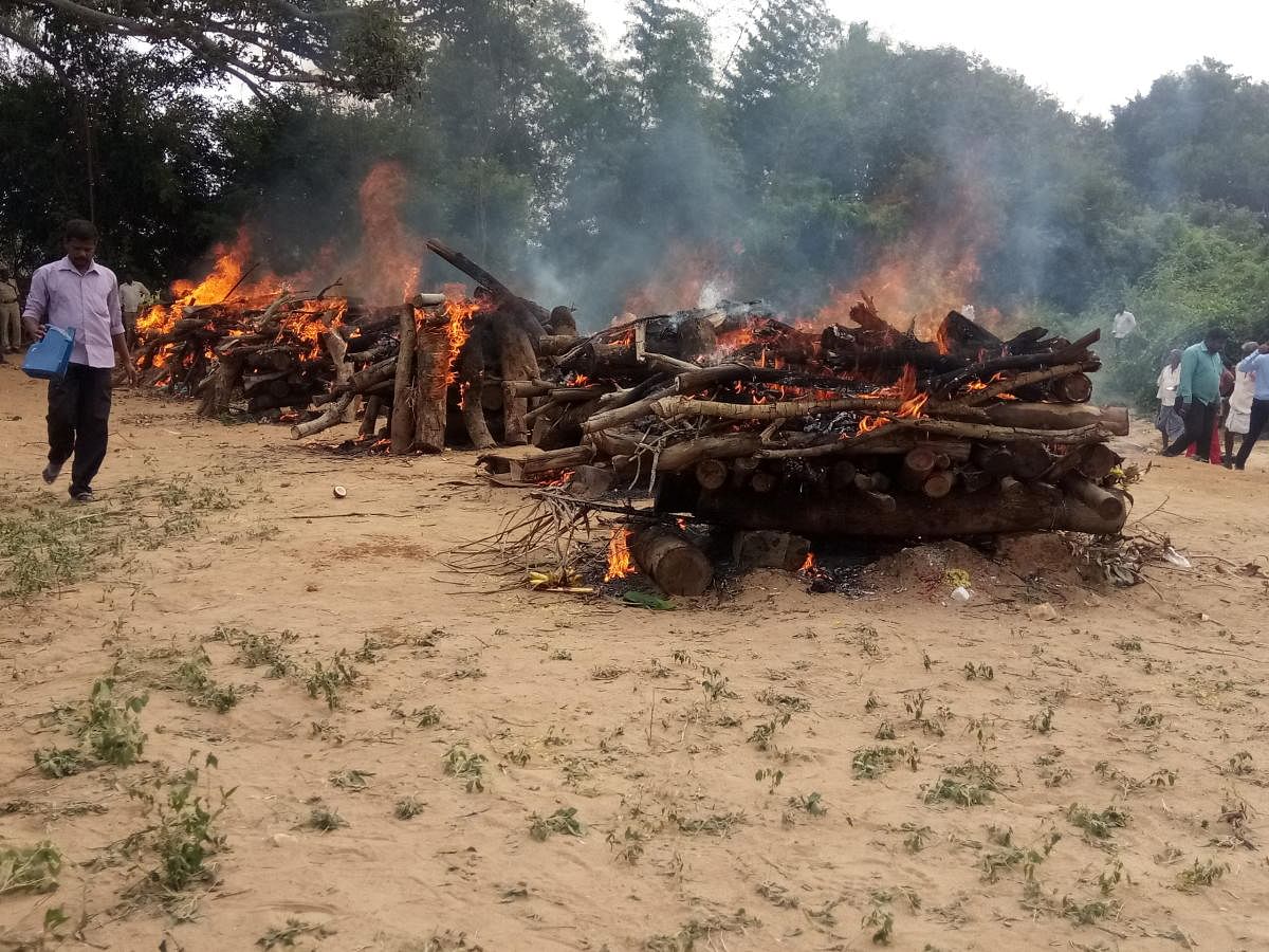 Eight persons killed in the bus accident were cremated at Vadesamudra in Pandavapura taluk of Mandya district on Sunday. DH PHOTO