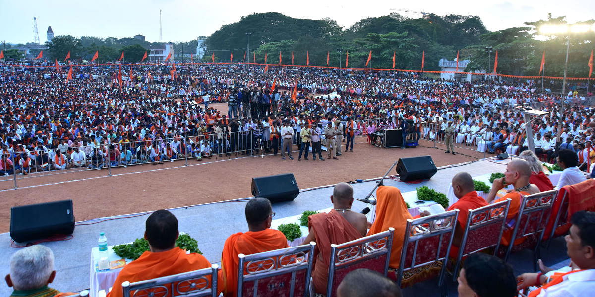 A large number of people take part in Janagraha convention on Ram Temple in Ayodhya, in Mangaluru on Sunday. DH PHOTO