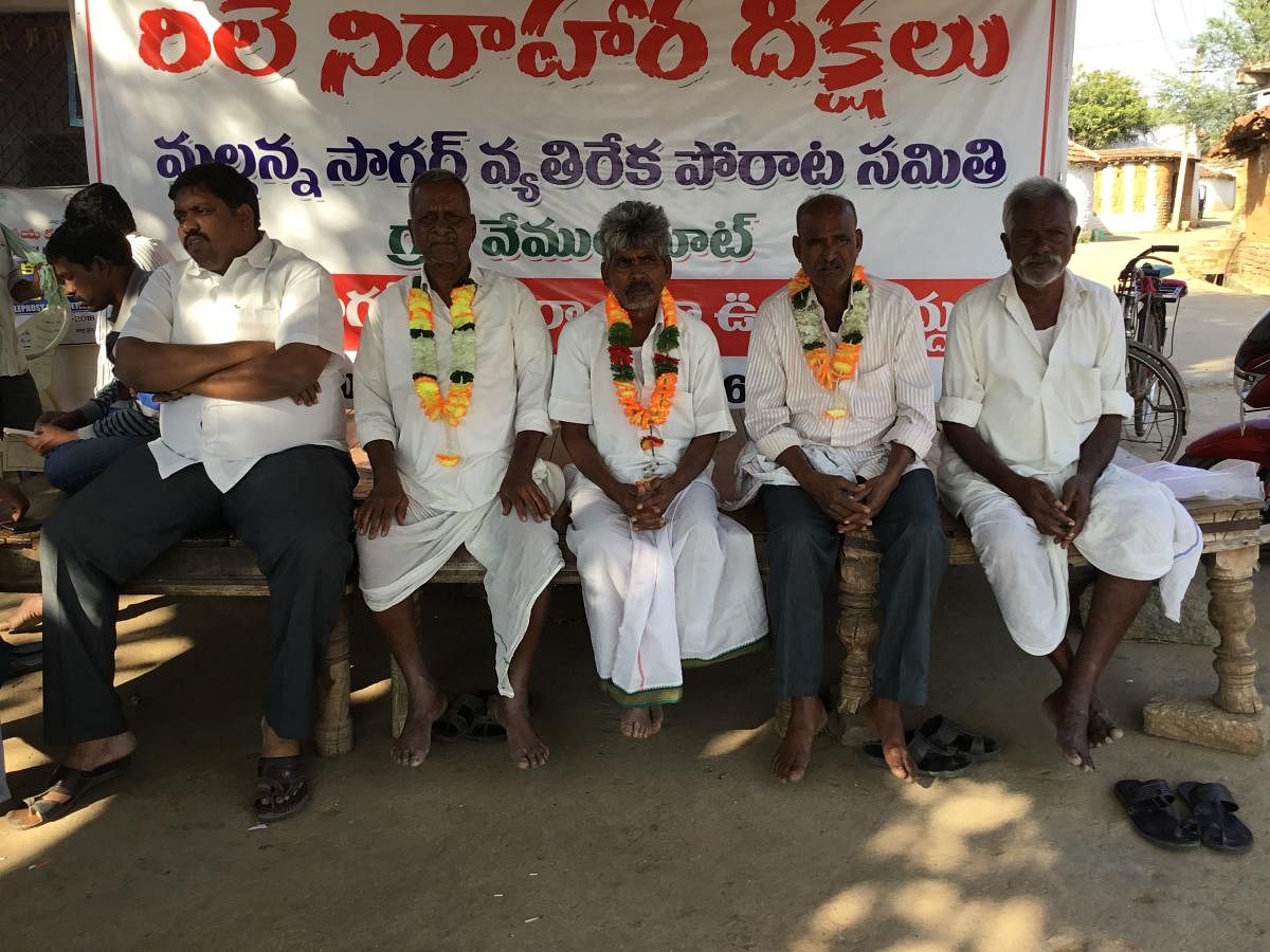 Four elders of the village on a fast on Tuesday opposing the Mallannasagar project in Vemulaghat, Telangana. DH PHOTO/E T B Sivapriyan