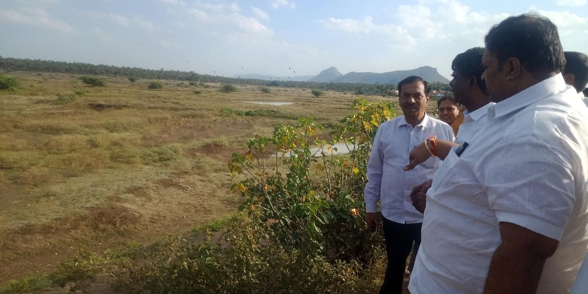 Leader of the Opposition in the Legislative Council, Kota Srinivas Poojary inspects K Bidare lake in Kadur on Monday.