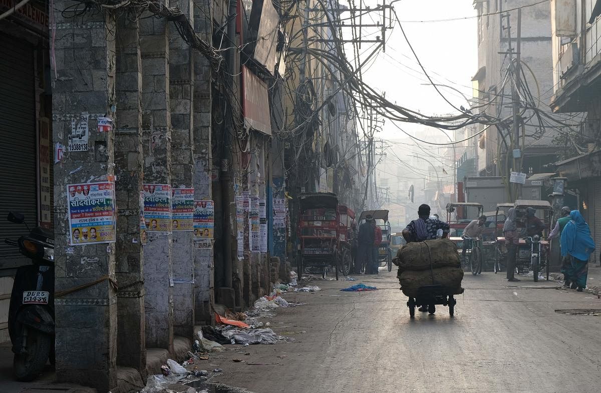 An man transports goods on a cycle-rickshaw during a morning of heavy air pollution at Chandni Chowk market in New Delhi. AFP photo.