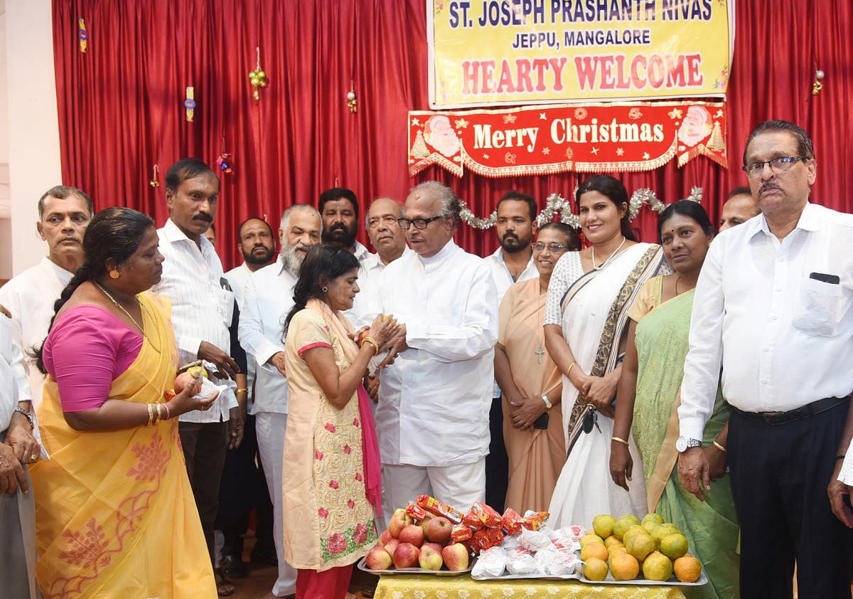 Former Union minister Janardhana Poojary distributes fruits to the residents of St Joseph Prashanth Nivas as a part of Sonia Gandhi’s birthday celebrations at Jeppu on Sunday.