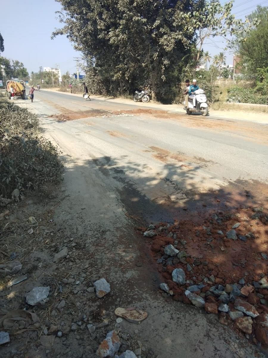 The road connecting Sarjapur and Ittangur in south-east Bengaluru is frequented by more than 1000 commuters every day. Now it is filled with nothing but mud and dust.