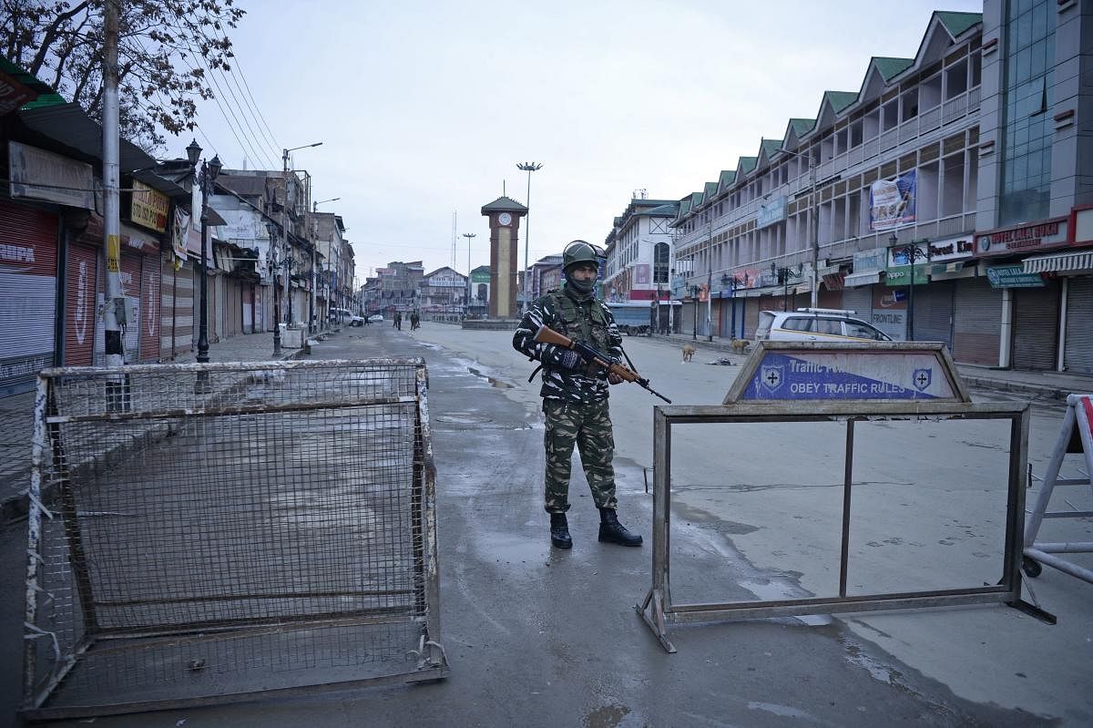 The services continued to remain snapped in the commercial hub of Lal Chowk and Press Enclave at Srinagar (AFP File Photo)
