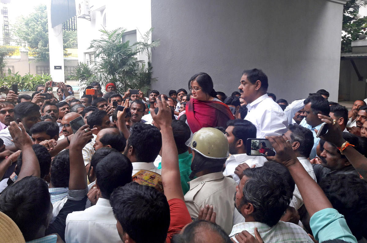Poll matters: Fans of late actor-politician Ambareesh from Mandya visited the residence of their leader in Bengaluru and urged his wife Sumalatha to contest from Mandya Lok Sabha constituency in the upcoming general election, on Friday. DH PHOTO