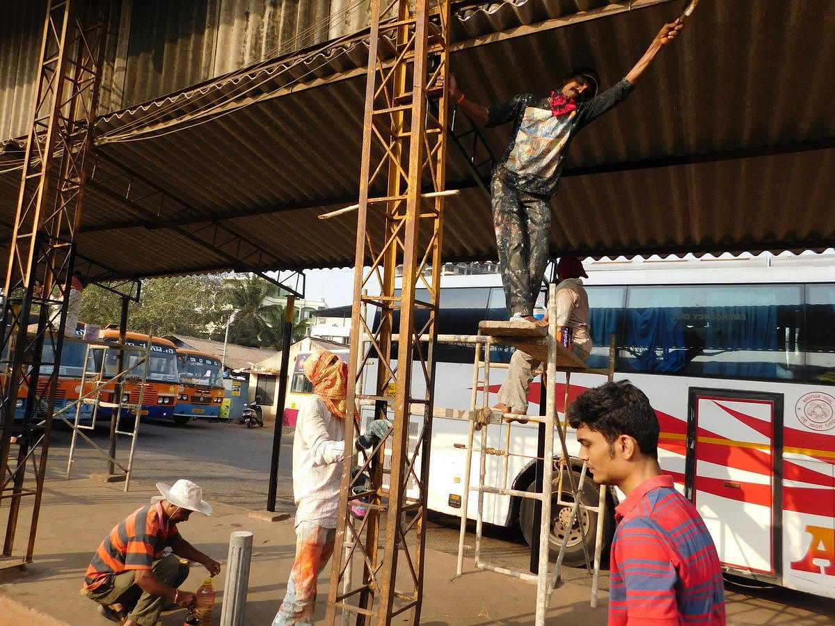 Volunteers paint the Service Bus Stand in Mangaluru. 