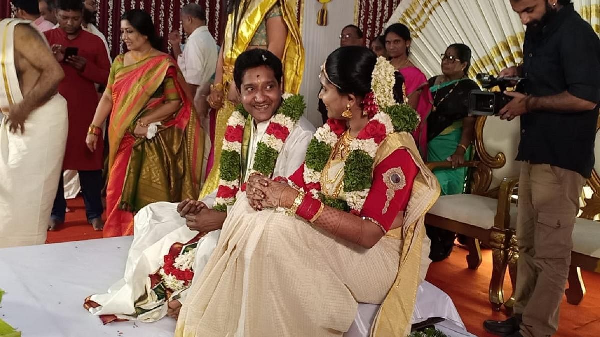 The officers, who are currently posted in Davangere, tied the knot at bride’s place, Kozhikode, in Kerala, in the presence of their parents, family members, friends and colleagues. The IAS couple looked stunning in traditional wear.