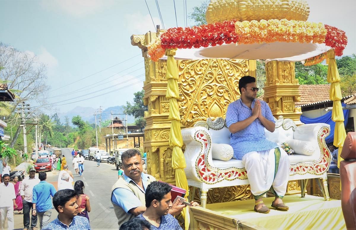 Mysuru royal scion Yaduveer Krishnadatta Chamaraja Wadiyar was taken in a procession from Venkataramana Temple to Kalaseshwara Temple at Kalasa on Wednesday.