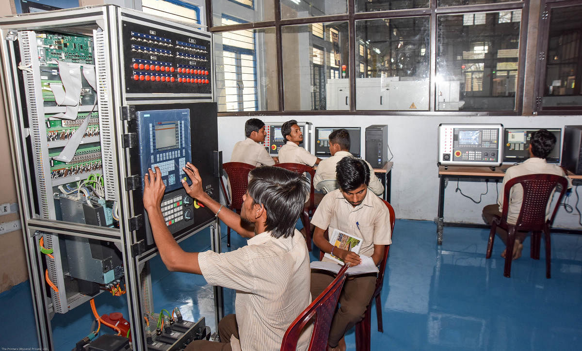 A computer labotorary at a technical institution. Many colleges had planned to develop more infrastructure in the college with the recent 10% fee hike. DH file photo for representation.