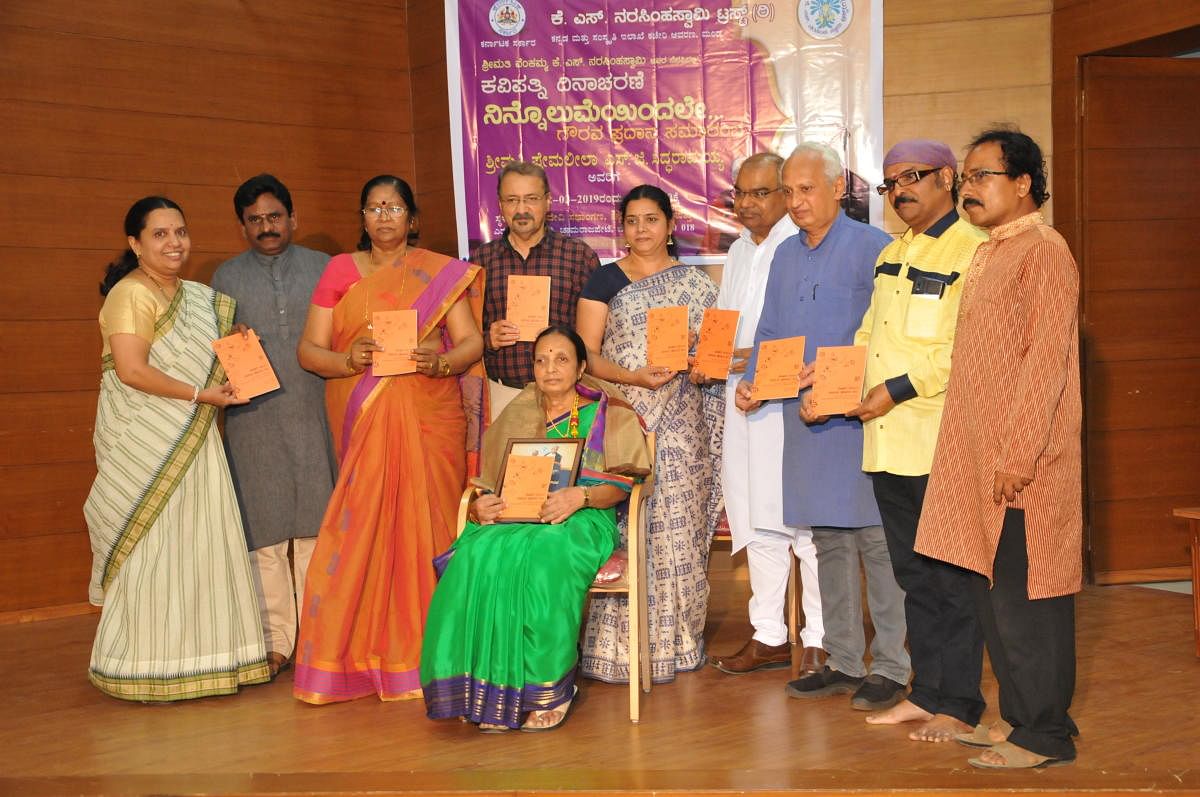 Premaleela Siddaramaiah (sitting) was awarded the ‘Ninnolumeindale’ title, last Saturday. Many notable poets and writers were present at the event.