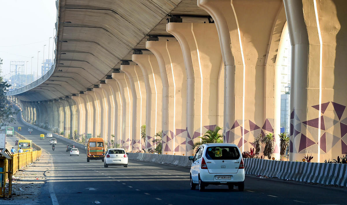 The metro line will run from KR Puram and reach the airport via Hebbal and Kodigehalli where it will ply on the right side of the elevated road (in the picture). (DH Photo/Krishnakumar P S)