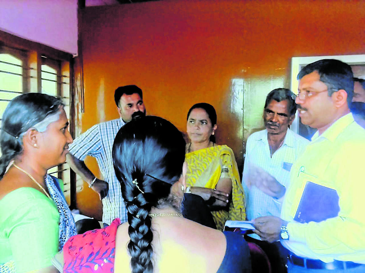 Taluk Medical Officer M U Chethan questions ‘quack’ Umamaheshwari in Shanivarasanthe, who has been claiming to cure all diseases using ‘Nadi Chikitse’.