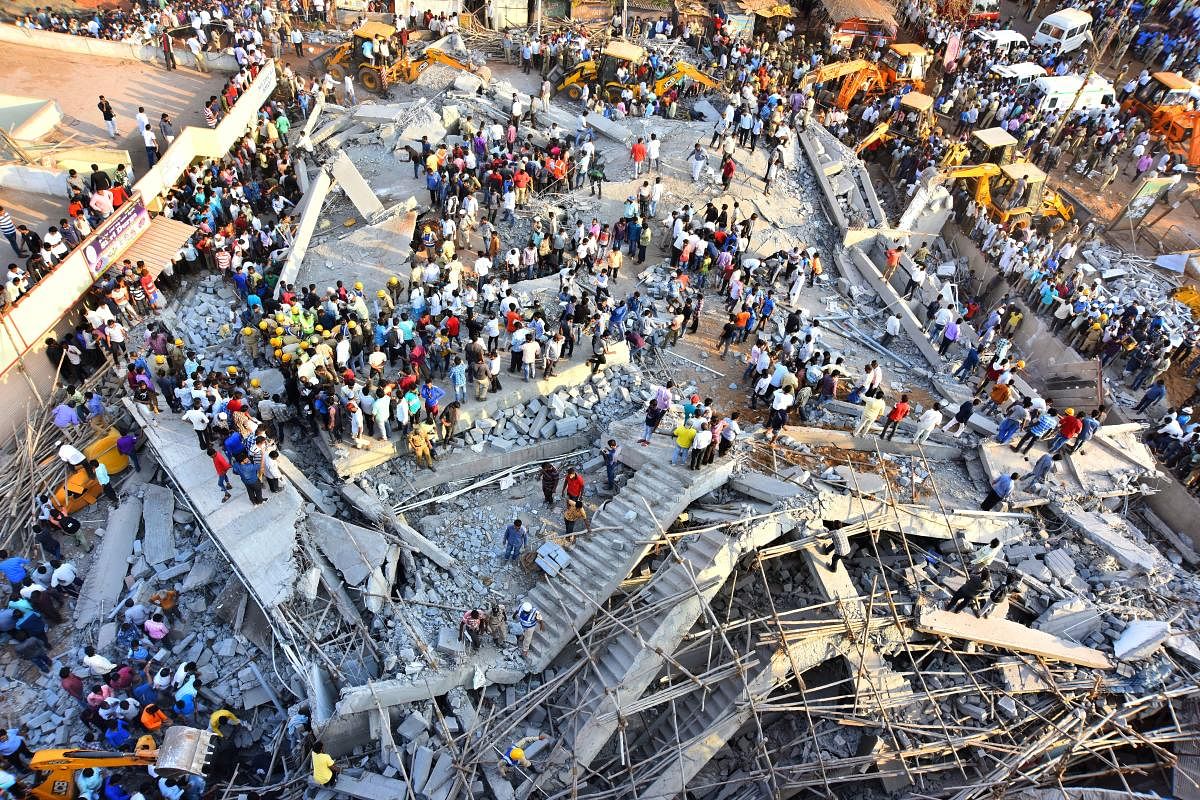 Rescue work in progress at an under-construction building which caved in near the new central bus stand in Dharwad on Tuesday afternoon. (DH Photo)