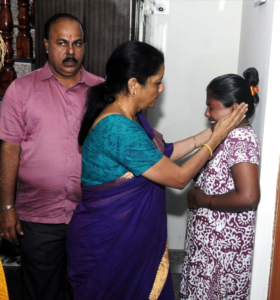 Defence Minister Nirmala Sitharaman consoles Shyamala, wife of missing fisherman Chandrashekar Kotian, at Panajeegudde near Malpe, Udupi district, on Tuesday.
