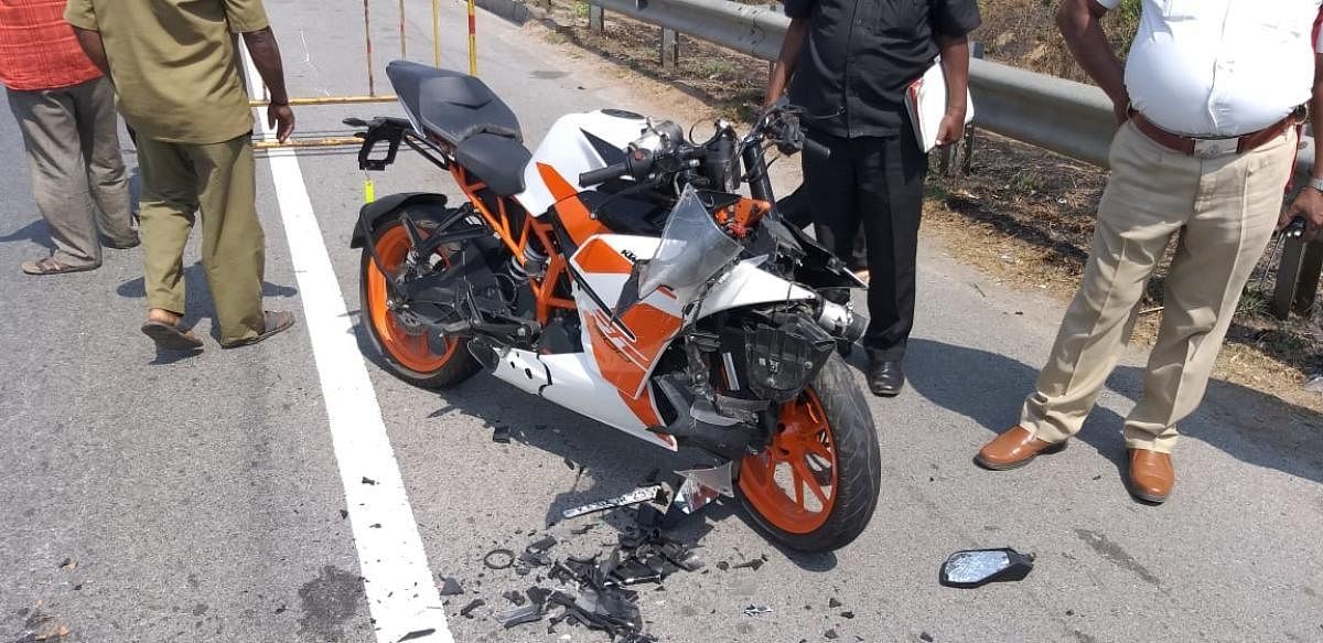 A software engineer was killed after his bike collided with an earth-mover in Sompura along the NICE Road in Kumaraswamy Layout Saturday morning.