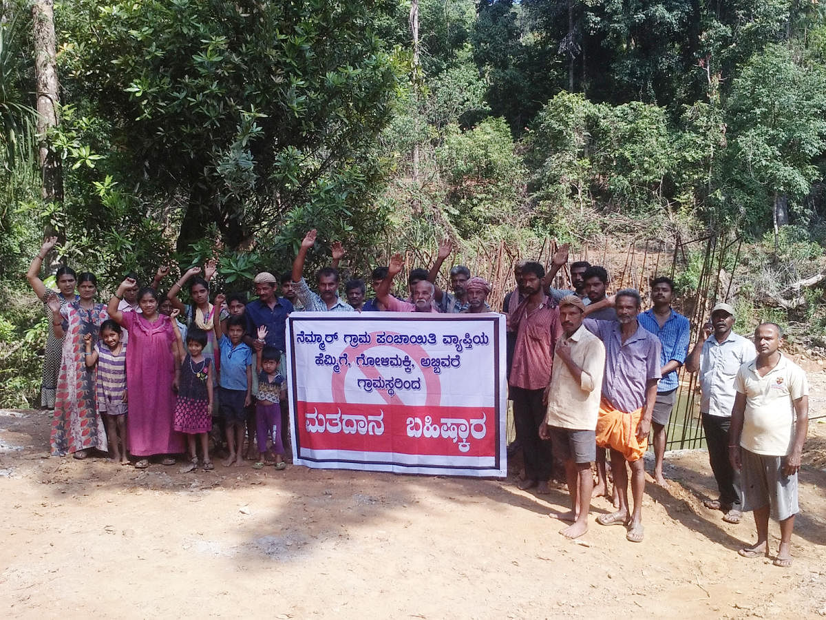 The residents of Hemmige hold a banner on boycotting the election at Hemmige in Sringeri taluk.