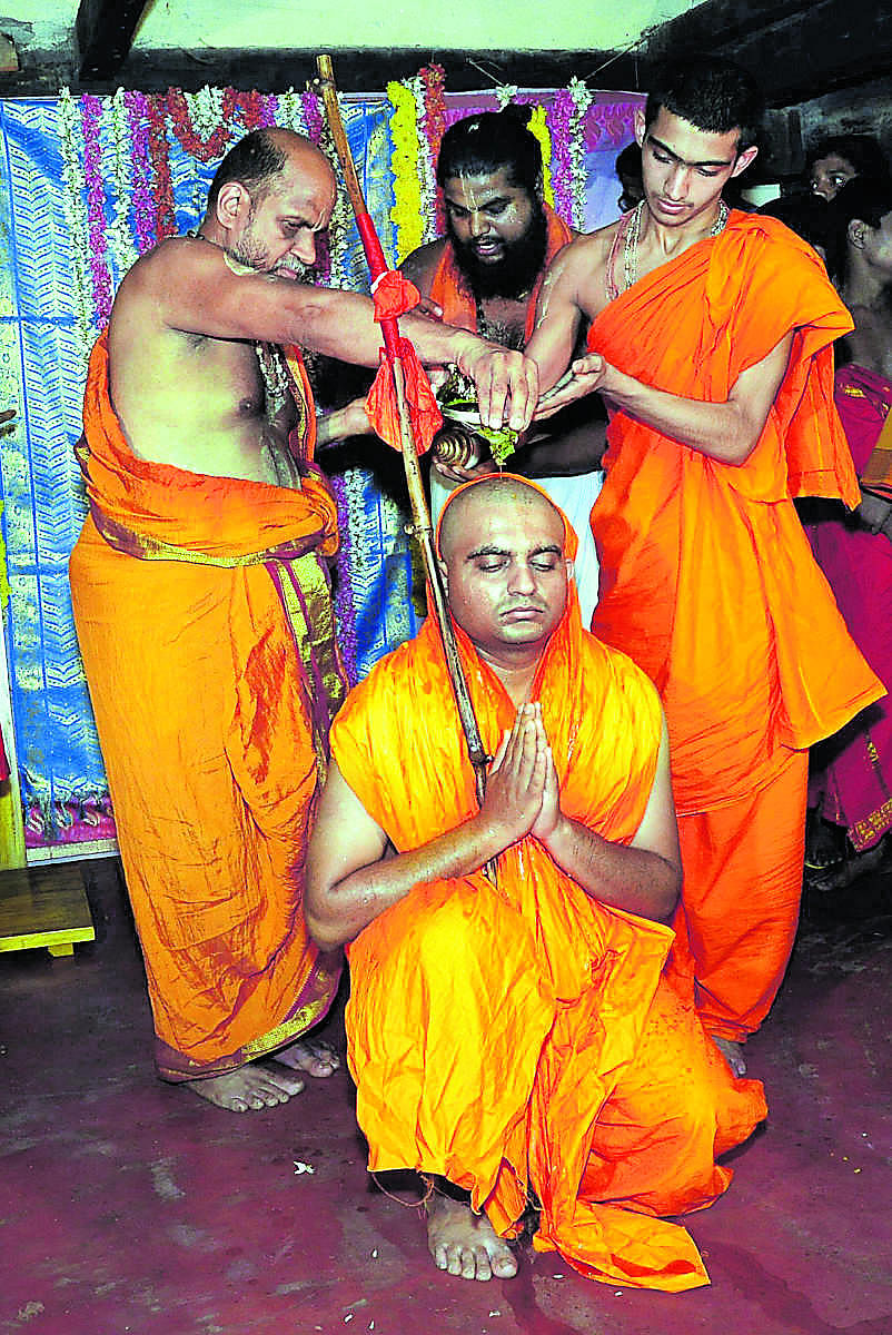 Puthige Mutt senior Pontiff Sugunendra Theertha Swami anoints Sushreendra Theertha Swami as his successor at the Moola Puttige Mutt at Hiriyadka.