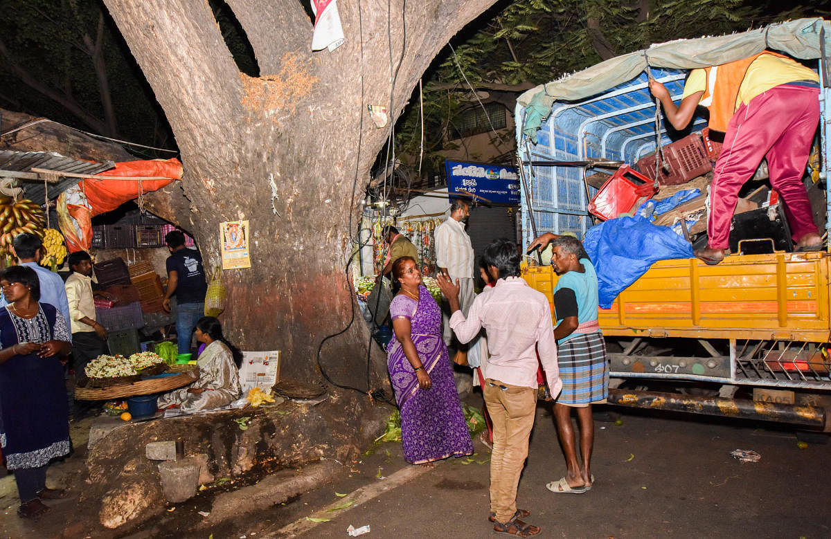 Vendors being evicted from the Sampige Road footpath in Malleswaram on Tuesday. DH PHOTO/M S MANJUNATH
