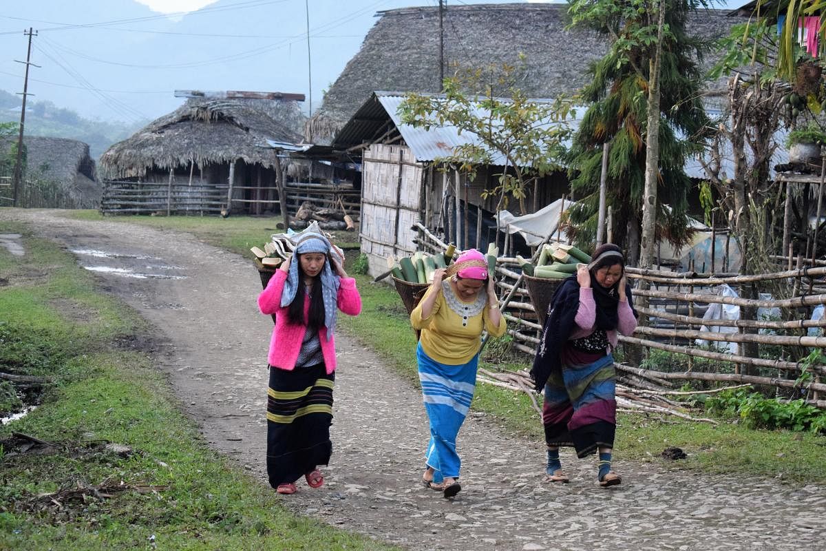 HARDWORKING Galo women in Gori village. PHOTOS BY AUTHORS