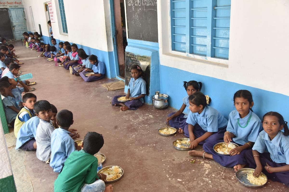 Free meal is served for students of government schools in Karnataka underAkshara Dasoha programme. DH File Photo for representation