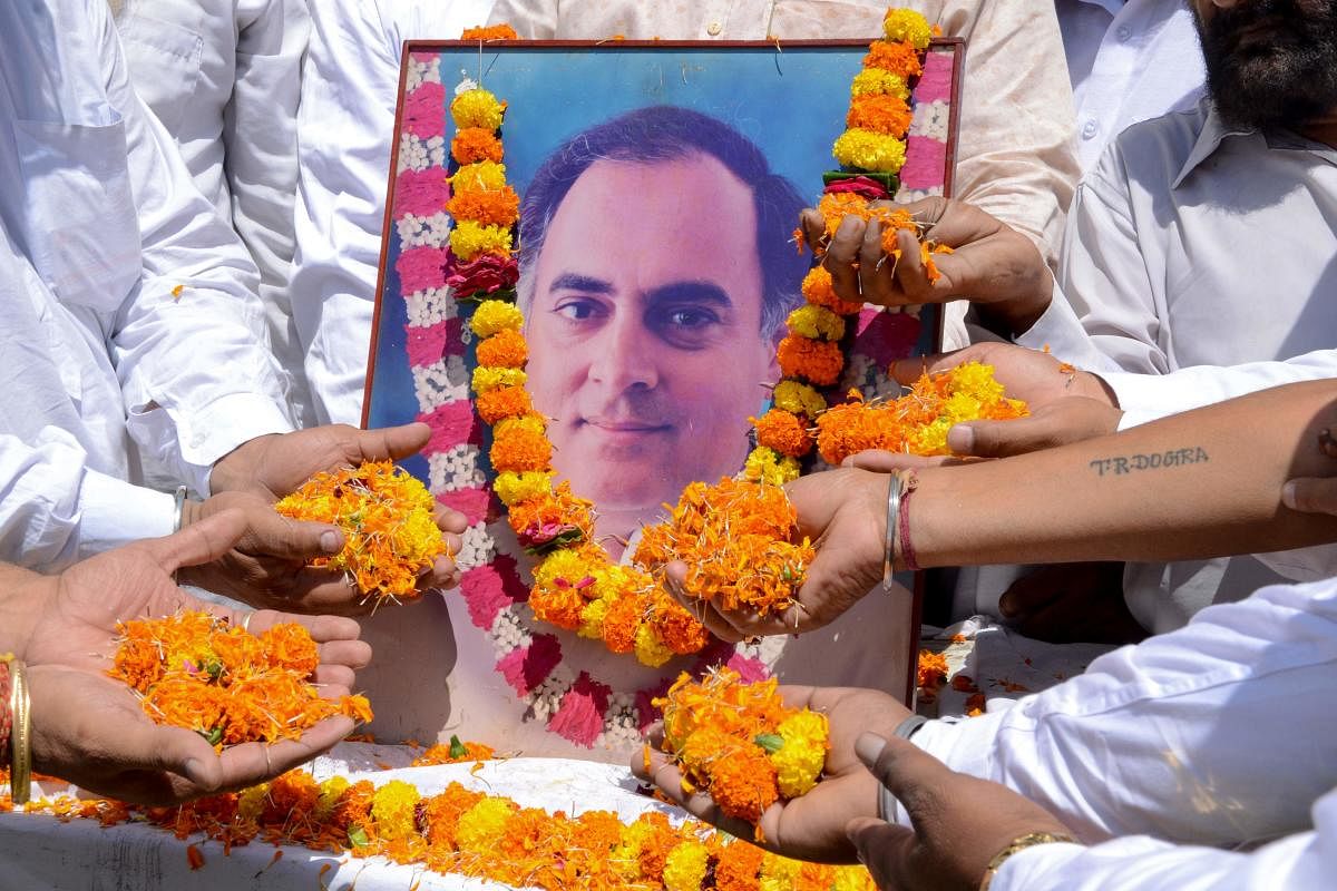 Members of All India Anti-Terrorist Front (AIATF) pay tribute to former Indian prime minister Rajiv Gandhi on the eve of the 28th anniversary of his death, in Amritsar on May 20, 2019. - Rajiv Gandhi was assassinated during an electoral campaign, allegedl