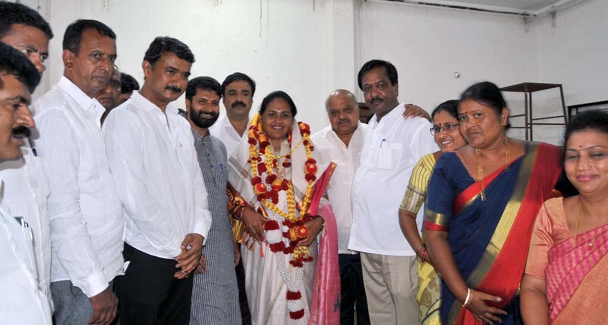 MP Shobha Karandlaje was felicitated by party workers at the BJP party office in Chikkamagaluru on Friday.