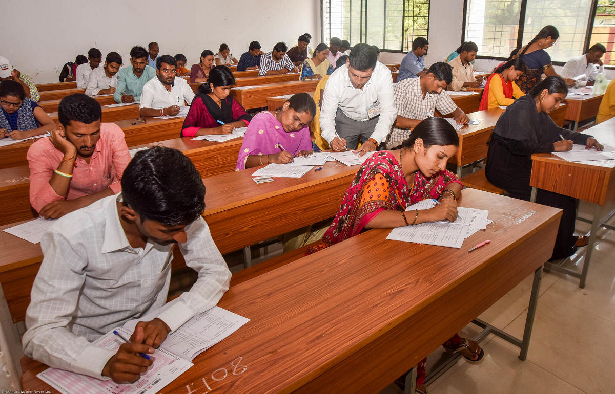 Candidates writing their KPSC exam in Kalaburagi. DH Photo/Prashanth HG