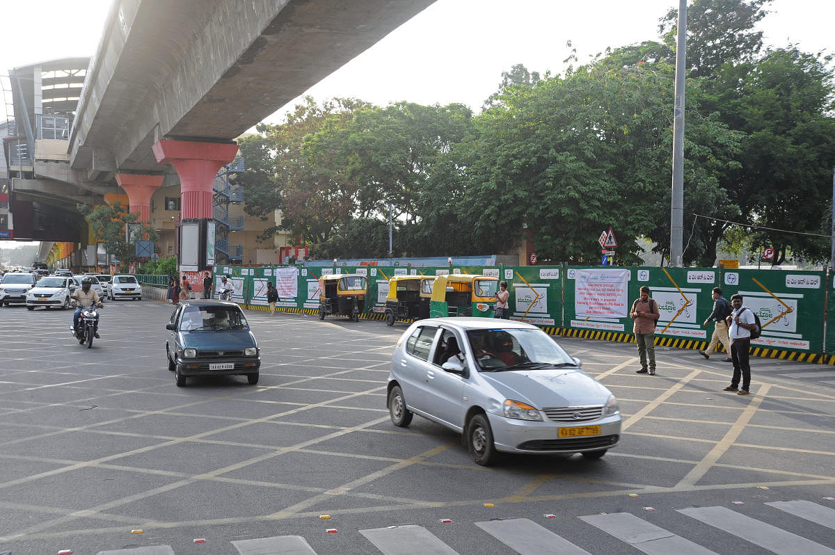 On-going metro work on Kamraj Road in Bengaluru on Tuesday due to which traffic movement on the road is blocked. | DH Photo: Pushkar V