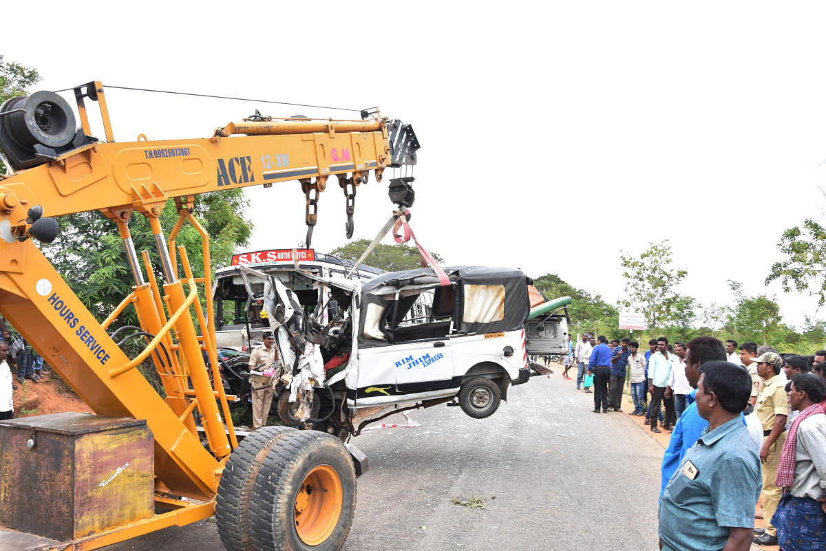 A crane removes the mangled remains of the transport vehicle involved in the accident on Murugamalla Road in Chintamani taluk of Chikkaballpur district on Wednesday. DH Photo / B R Manjunath