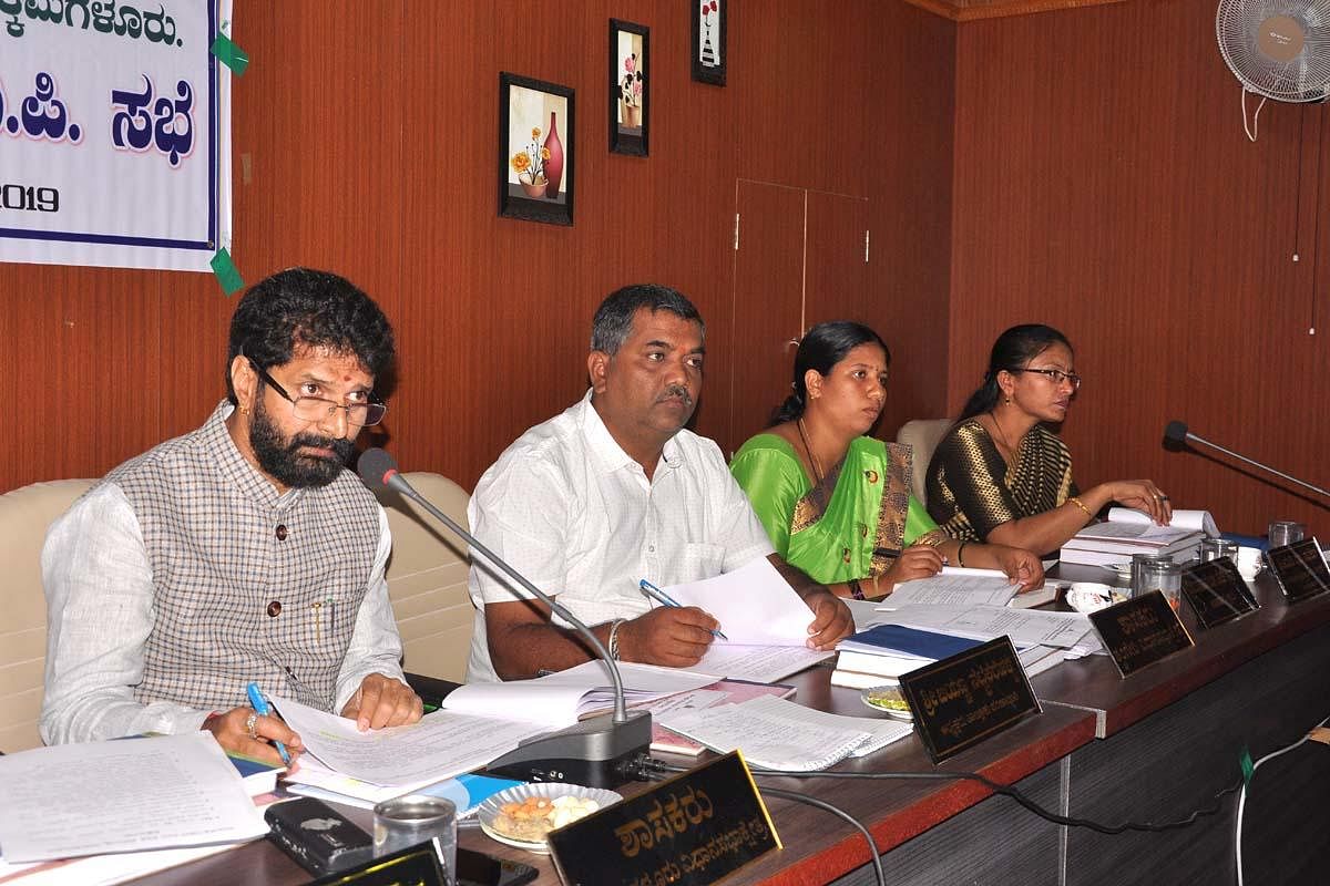 MLA C T Ravi (left) chairs the quarterly KDP meeting of Chikkamagaluru Taluk Panchayat in Chikkamagaluru.
