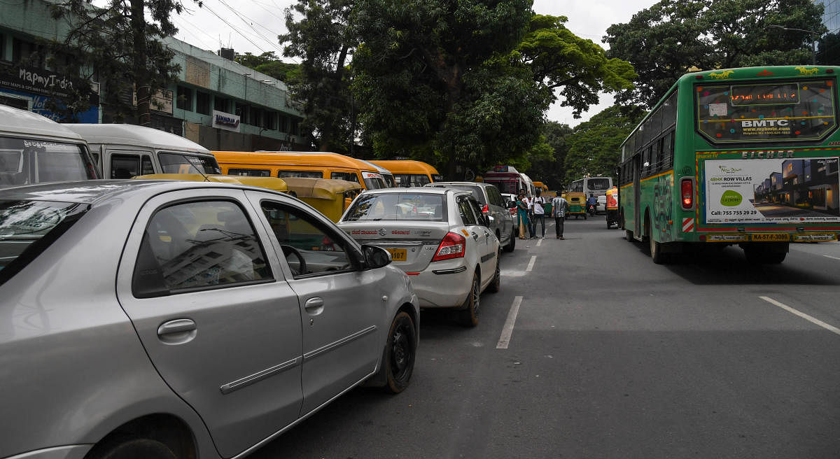 Vehicles parked along Residency Road, Bengaluru, on Wednesday. DH PHOTOS/B H SHIVAKUMAR