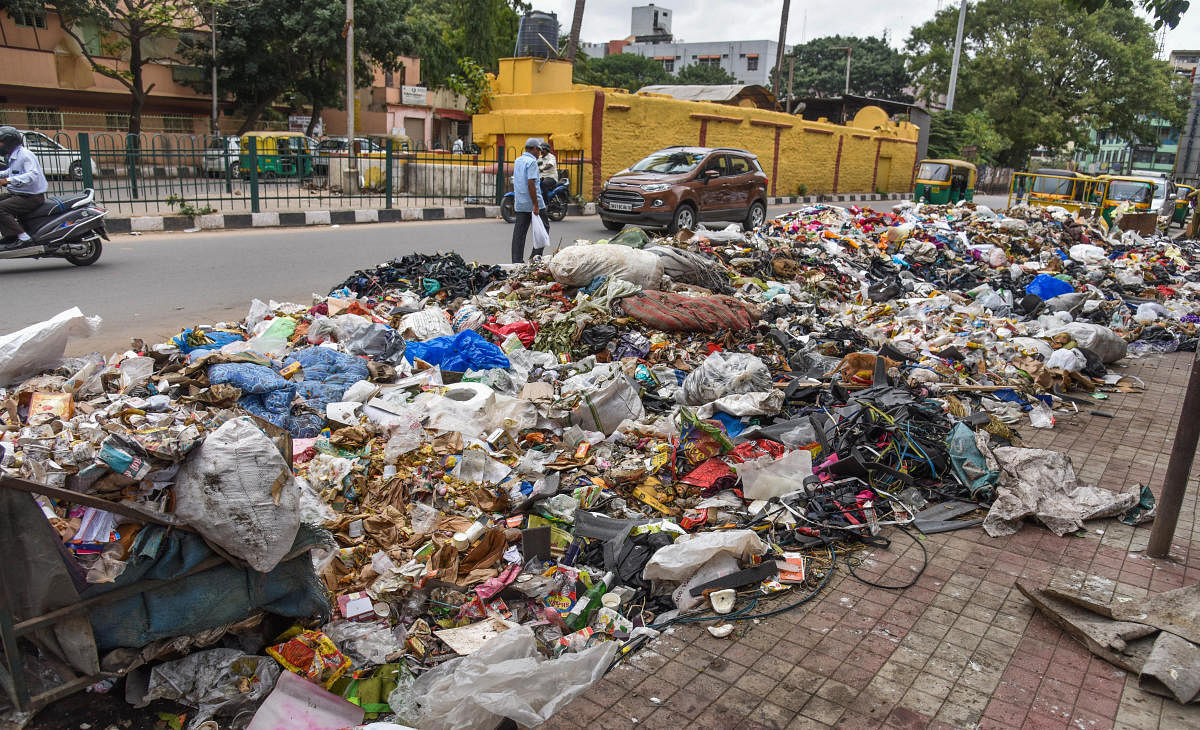 Huge mounds of trash dumped near the busy KR Market and (right) near the Upparpet police station on Tank Bund Road.DH Photos/Pushkar V &amp; S K Dinesh