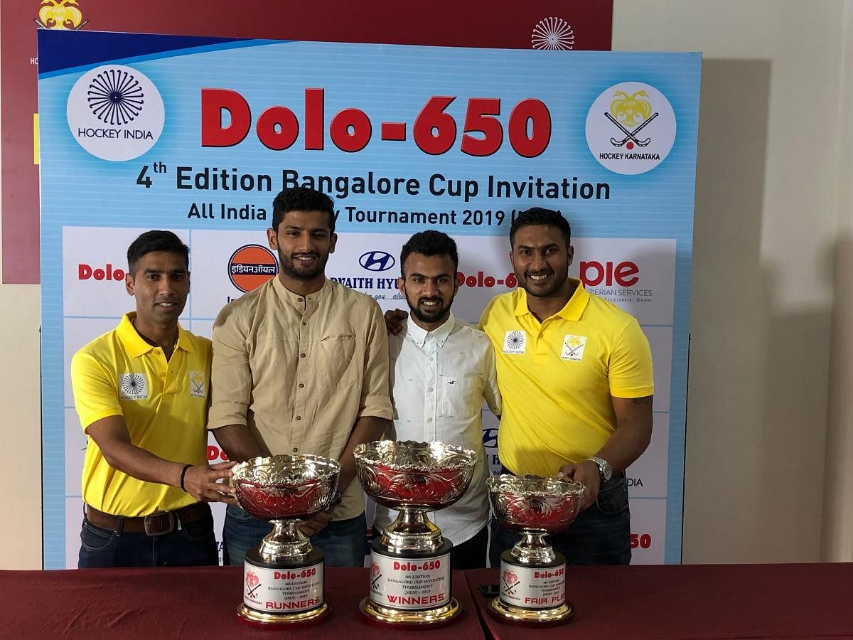 (From left) Vikramkant, SK Uthappa, Nikkin Thimmaiah and VR Raghunath with the Bangalore Cup. DH PHOTO