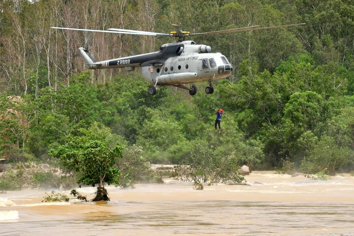 An IAF helicopter lifts a rescue personnel from Tungabhadra river after the boat in which they were travelling capsized near Virupapaura Gadde in Gangavathi taluk of Koppal district. DH Photo/Bharath Kandakur