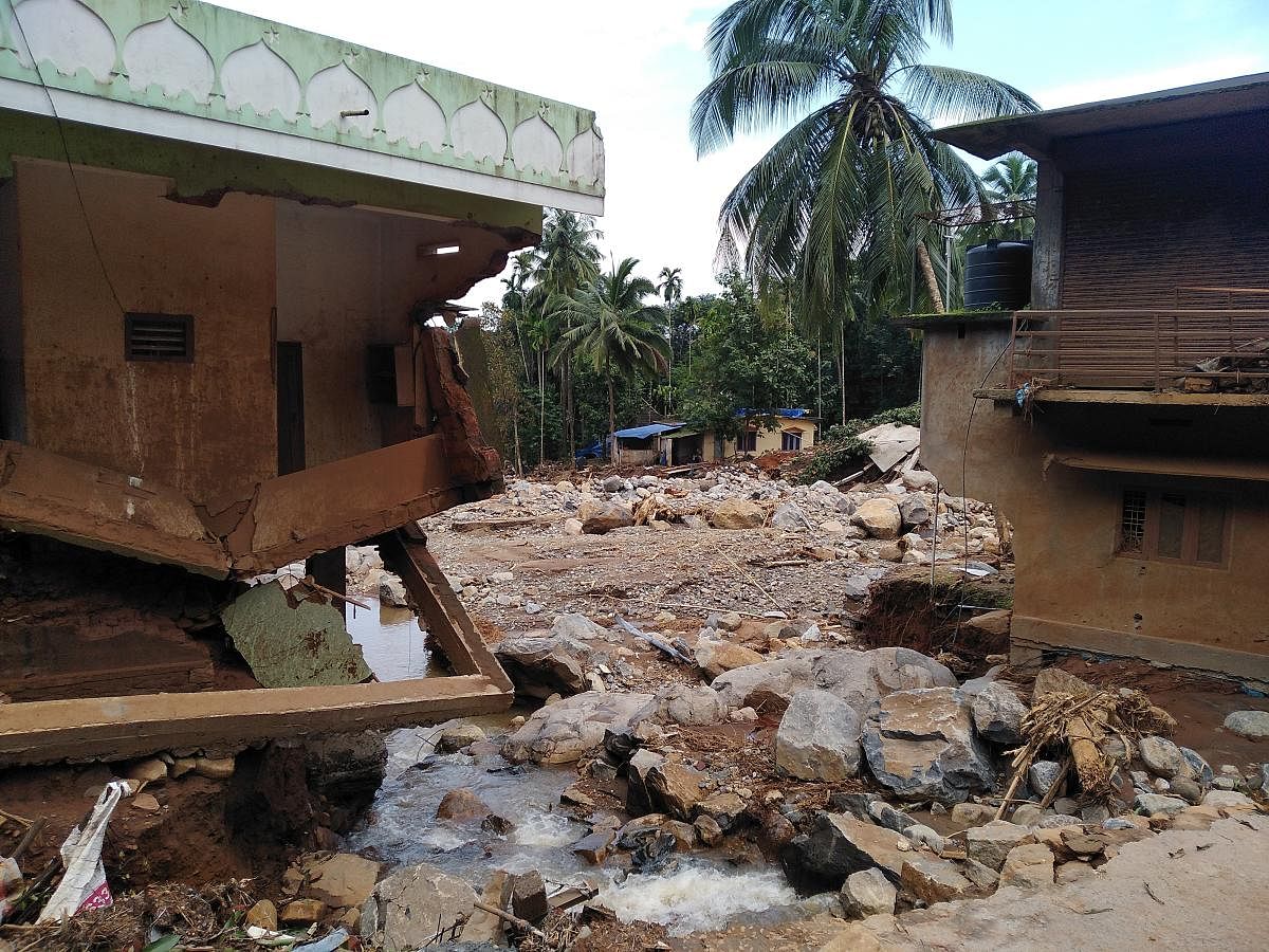 Houses destroyed in landslides in Pathar, Malappuram district. dh photo/ARJUN RAGHUNATH