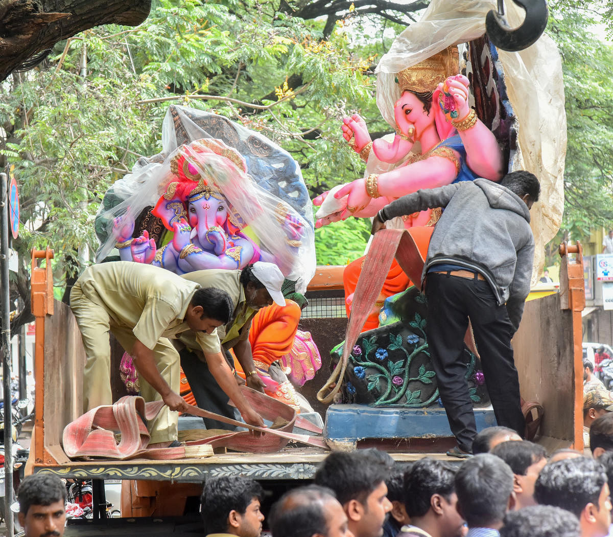 Palike workers seize Ganesha idols made of PoP on Wednesday. DH PHOTO/Anup R Thippeswamy