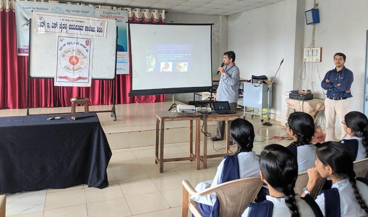 Principal of MES Chaitanya PU College, Sirsi, Prof R M Bhat delivers a lecture on the ill-effects of excessive mobile phone use in the college on Thursday.