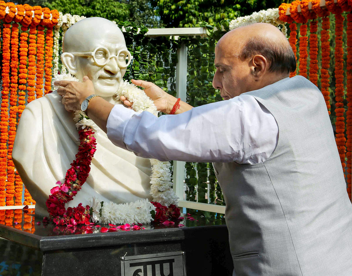 Defence Minister Rajnath Singh unveiled a statue of Mahatma Gandhi at Delhi Cantonment. (PTI Photo)