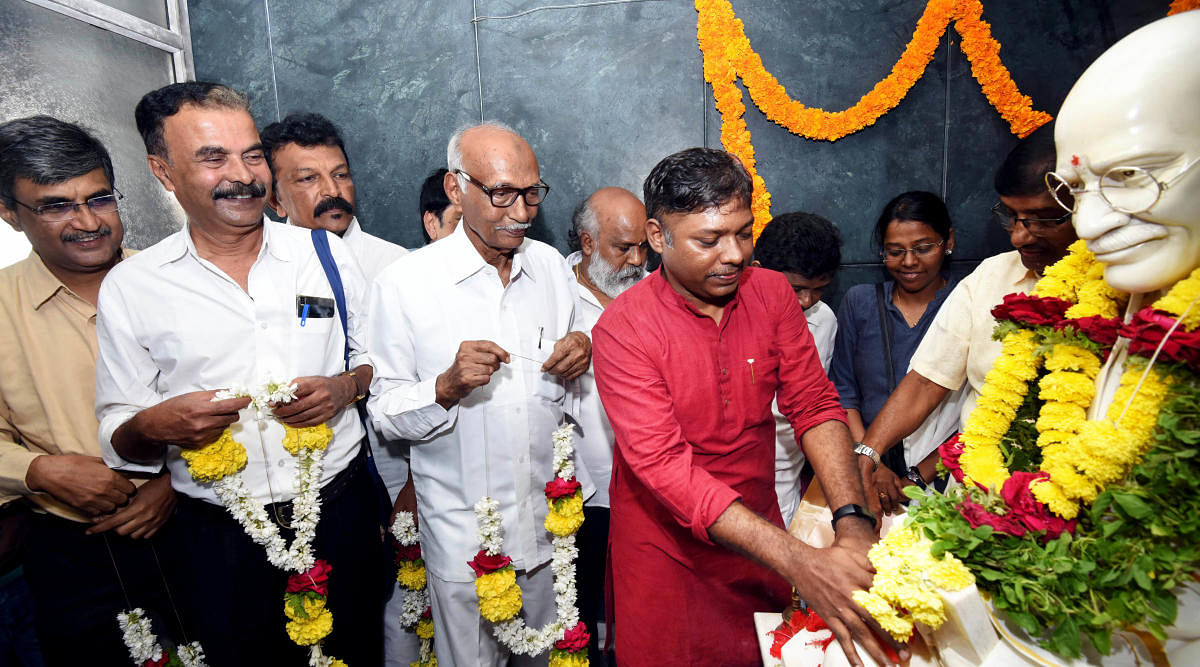 S Sasikanth Senthil, former deputy commissioner of Dakshina Kannada paying floral tribute to the statue of Mahatma Gandhi at Sri Brahma Baidarkala Garodi in Mangaluru during the inauguration of ‘Gandhi 150 Chintana Yatre’, on Wednesday.