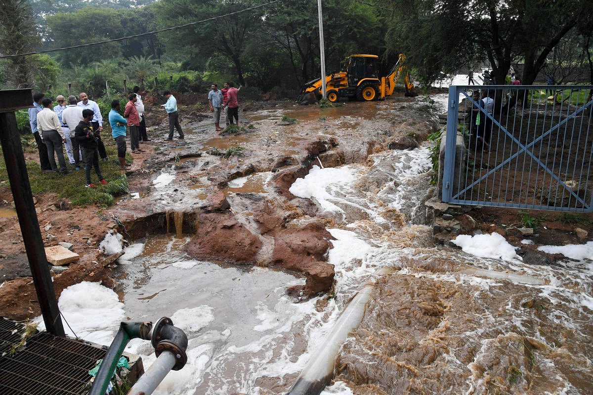 Doddabidarakallu Lake breached last night following heavy rains, at BWSSB Sewage Treatment Plant, 300 and more families affected, at Bhavaninagar and Thirumalapura, in Bengaluru on Thursday. Photo/ B H Shivakumar