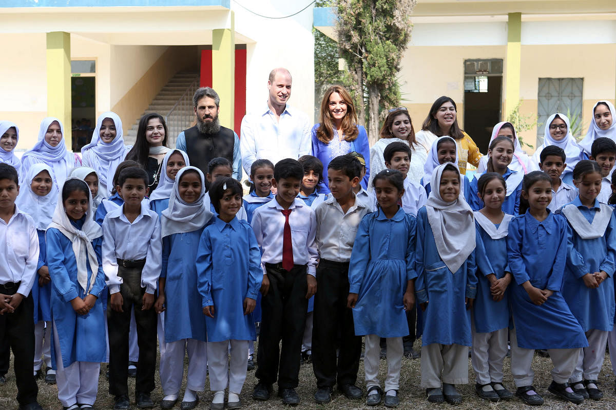 Britian's Prince William and Catherine, Duchess of Cambridge pose for a group photo with staff and students at a school during a trip to Islamabad, Pakistan October 15, 2019. (REUTERS)
