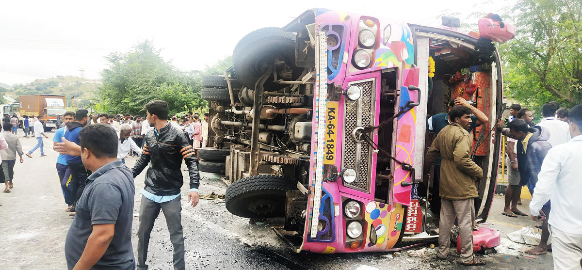The private bus which toppled near Agrahara village in Koratagere taluk of Tumakuru district, killing five people on the spot. DH Photo
