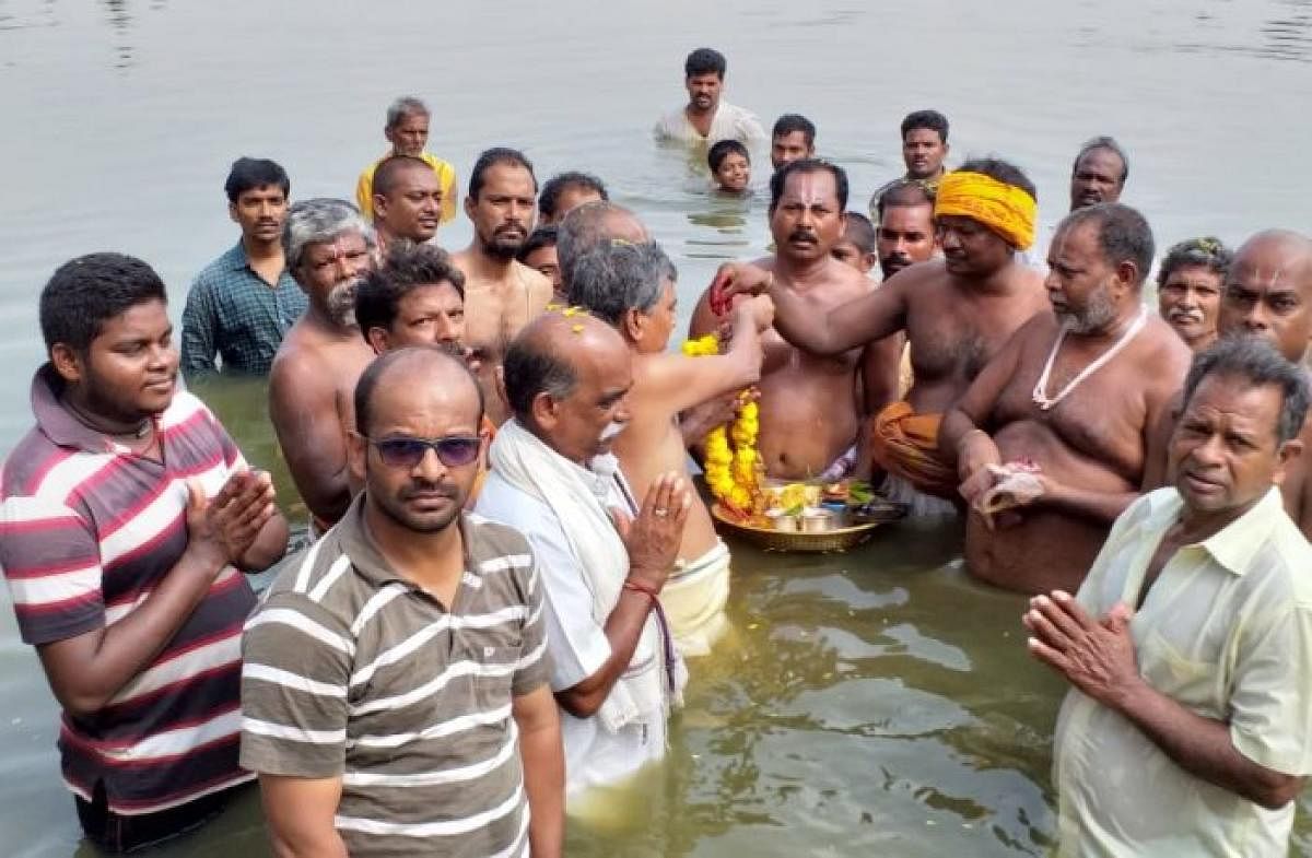 SC priests of Uppuluru Chennakesava Swamy temple, photos by Syam Mohan in Uppuluru