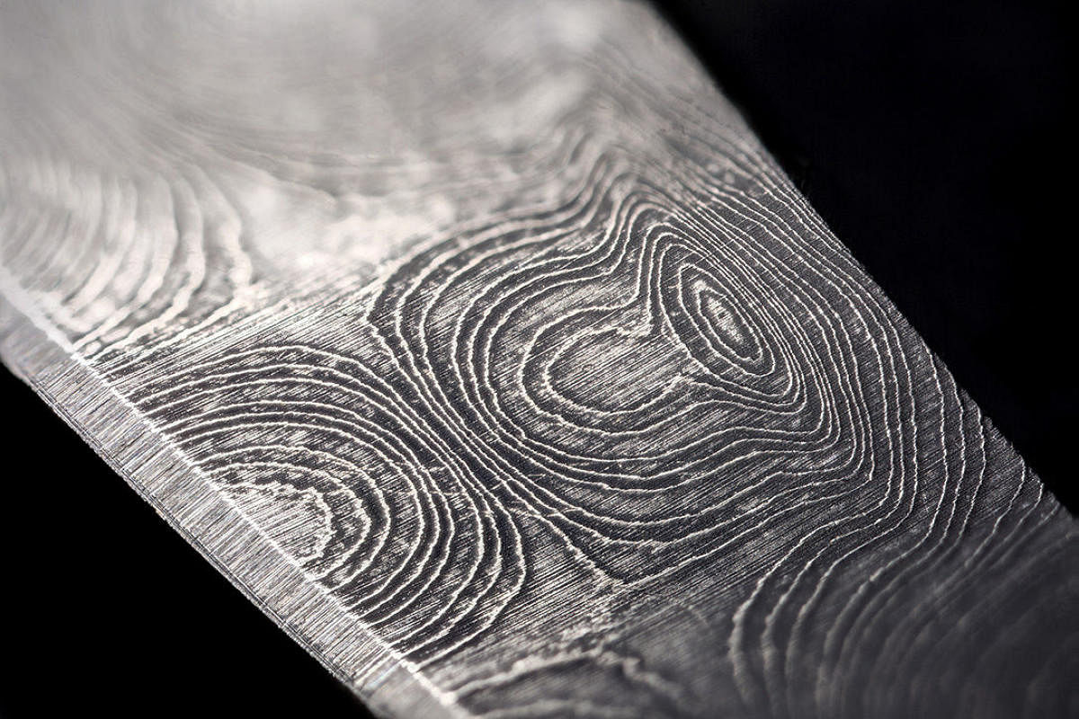 Blade patterns on Wootz steel is due to the presence of carbide molecules.